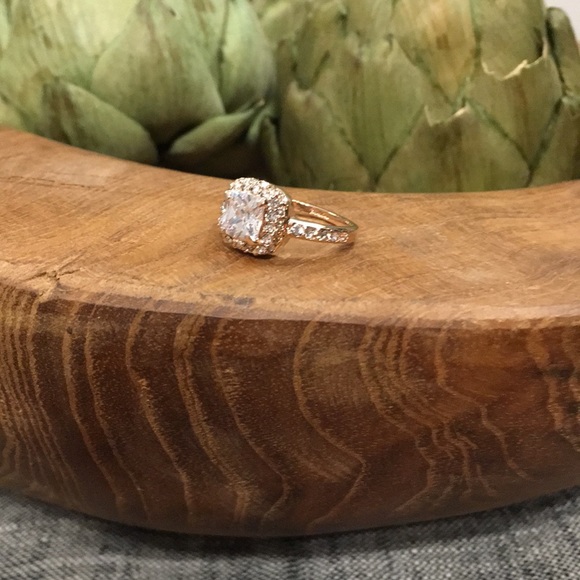 Stunning 18K Rose GP Swarovski Crystal Ring - Picture 3 of 8